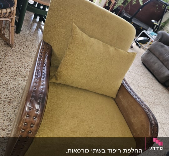 כורסה מרופדת בצבע חרדל עם כרית תואמת